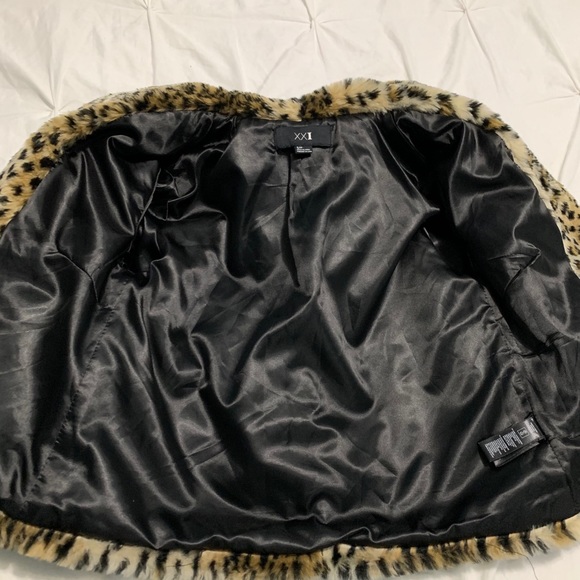 π€© HP- Faux fur cheetah jacket π€© - Picture 7 of 11
